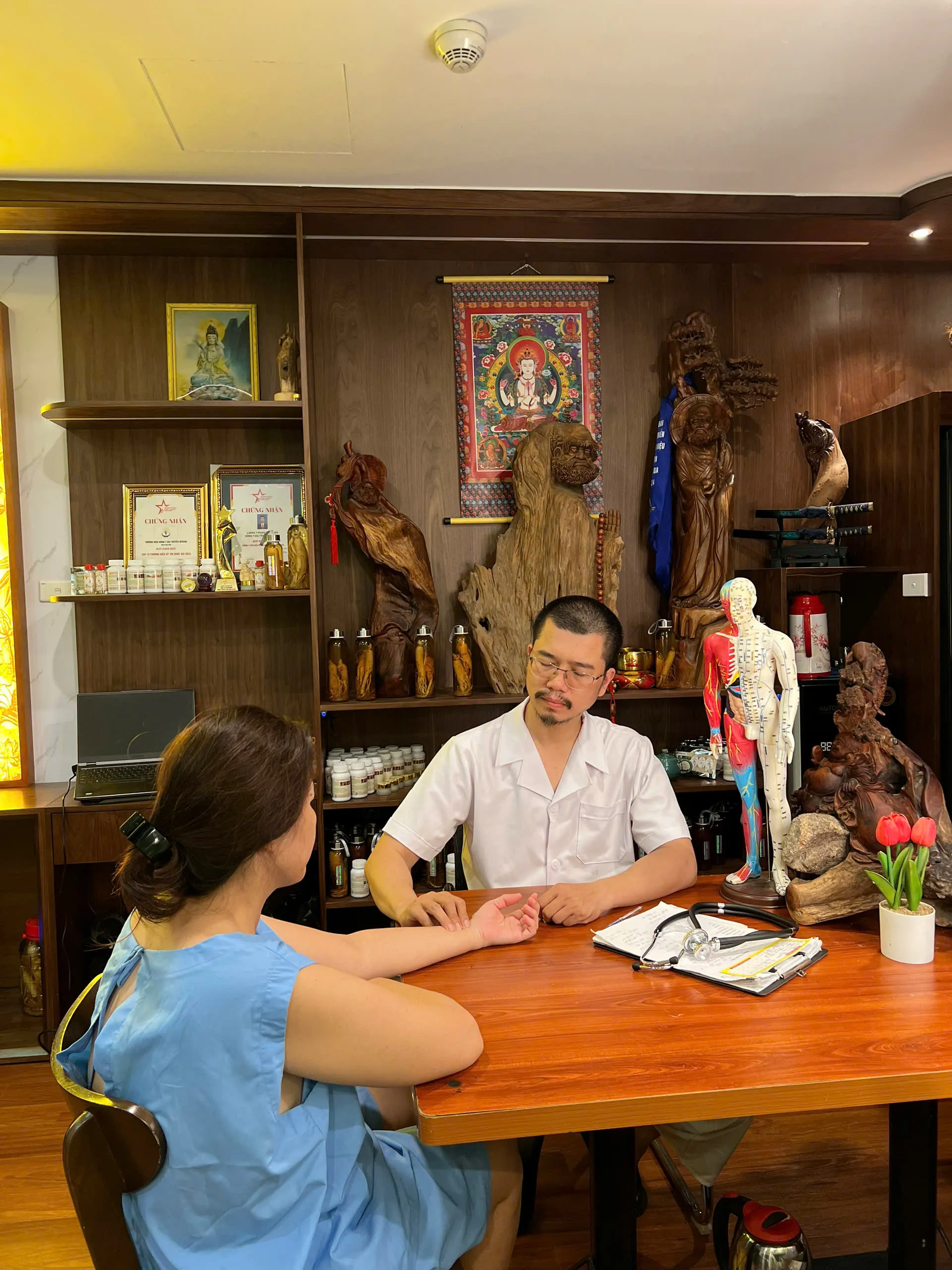 Chuyên gia YHCT - Lương y Tuấn trực tiếp bắt mạch chẩn bệnh tại Đông y Athena