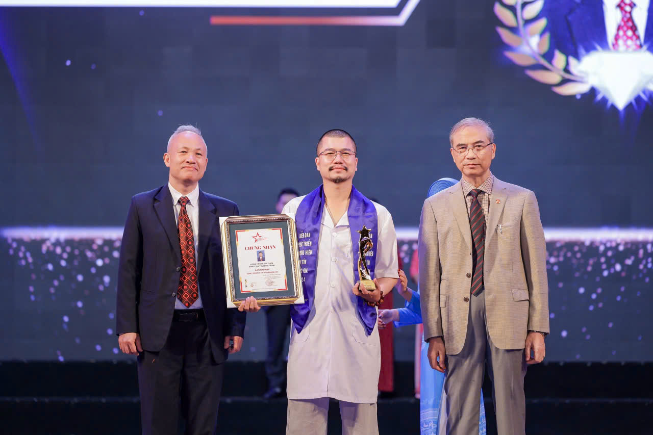 Lương y Phạm Đức Tuấn – “Bàn tay vàng Quốc gia” trong nghệ thuật châm cứu, bấm huyệt và trị liệu Đông Y